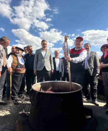 elazigda-vali-hatipoglunun-orcik-deneyimi-kadinlardan-gelen-tepkiler-GkO9lJ9c.jpg