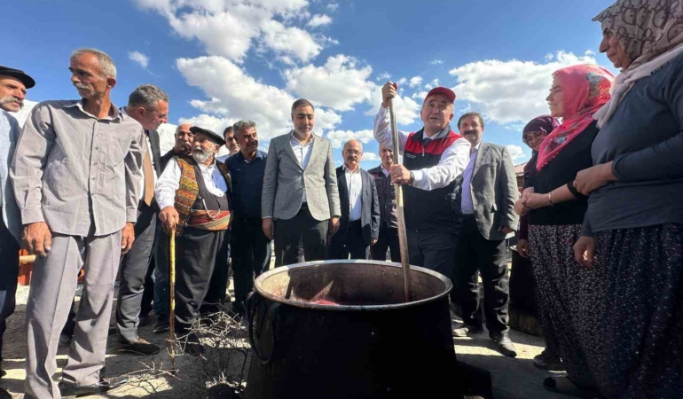elazigda-vali-hatipoglunun-orcik-deneyimi-kadinlardan-gelen-tepkiler-GkO9lJ9c.jpg