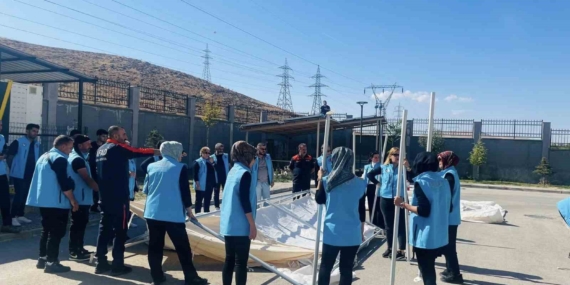 Elazığ'da Yangın Söndürme ve Çadır Kurma Eğitimi: Hayati Öneme Sahip Beceriler Elazığ’da Yangın Söndürme ve Çadır Kurma Eğitimi: Hayati Öneme Sahip Beceriler