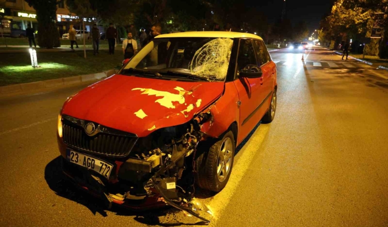 elazigda-yayalara-carpan-otomobil-2-kisi-agir-yarali-KNejii84.jpg