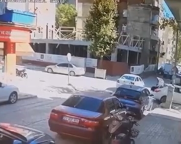 elazigdaki-kaza-ani-guvenlik-kameralarina-yansidi-KBbEstJU.jpg