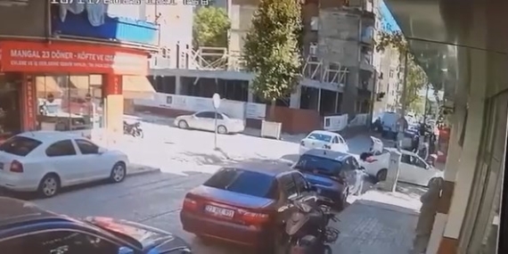 Elazığ'daki Kaza Anı Güvenlik Kameralarına Yansıdı Elazığ’daki Kaza Anı Güvenlik Kameralarına Yansıdı