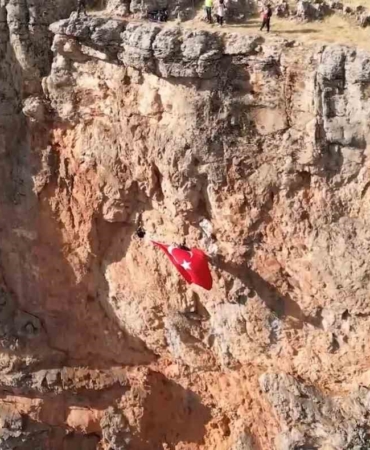 Elazığlı Dağcılar, Kayalıklarda Muhteşem Bir Türk Bayrağı Açtı elazigli-dagcilar-kayaliklarda-muhtesem-bir-turk-bayragi-acti-wKJZMXSW.jpg