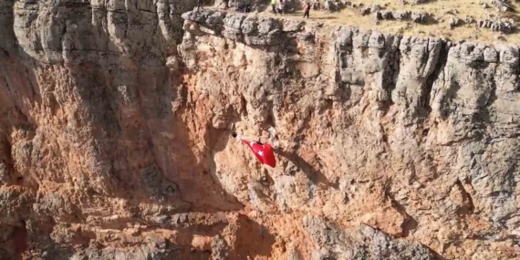 Elazığlı Dağcılar, Kayalıklarda Muhteşem Bir Türk Bayrağı Açtı Elazığlı Dağcılar, Kayalıklarda Muhteşem Bir Türk Bayrağı Açtı