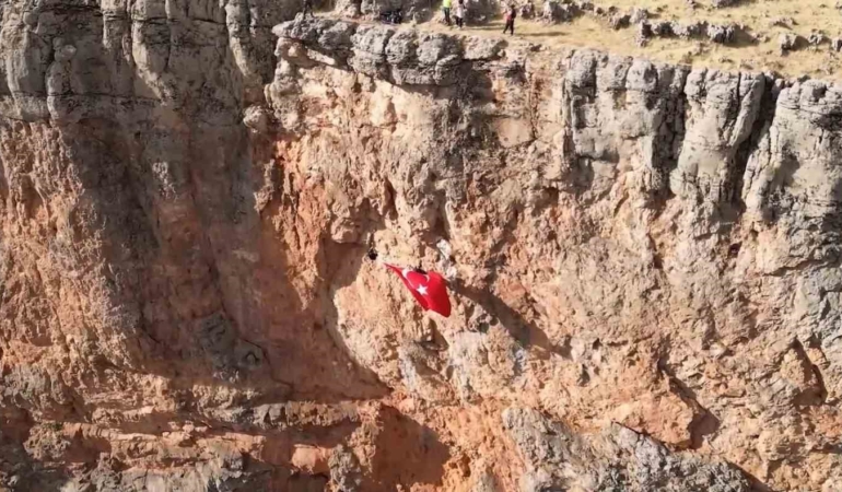 Elazığlı Dağcılar, Kayalıklarda Muhteşem Bir Türk Bayrağı Açtı elazigli-dagcilar-kayaliklarda-muhtesem-bir-turk-bayragi-acti-wKJZMXSW.jpg