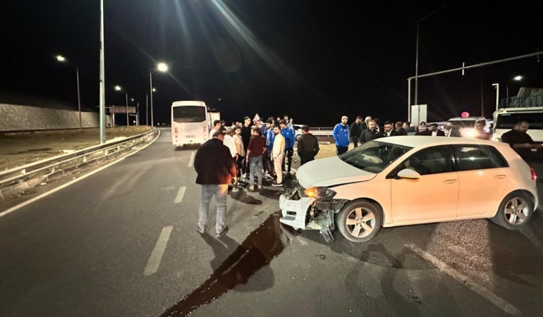 elazigspor-takimini-tasiyan-otobus-ile-arac-carpisti-1-yarali-NACYX4SN.jpg
