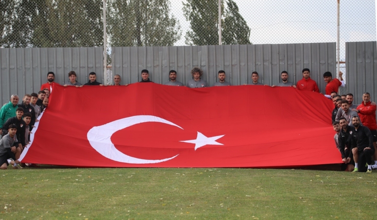elazigspor-tum-coskuyla-dev-turk-bayragini-dalgalandirdi-6luOSc9d.jpg