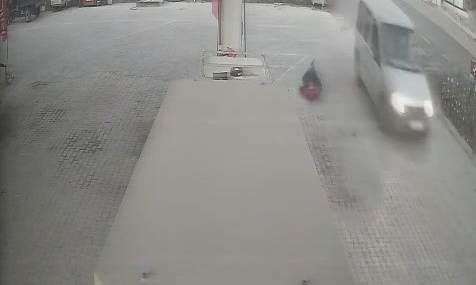 Eniştesine Çarpıp Kaçan Sürücünün Anları Kameralarda! Eniştesine Çarpıp Kaçan Sürücünün Anları Kameralarda!