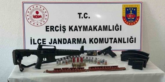 Erciş'te Ruhsatsız Silah ve Fişekler Ele Geçirildi: Güvenlik Önlemleri Artıyor Erciş’te Ruhsatsız Silah ve Fişekler Ele Geçirildi: Güvenlik Önlemleri Artıyor