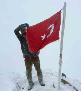 erciyes-zirvesinde-cumhuriyet-coskusunu-yasatan-elazigli-sporcu-ApYBusHq.jpg