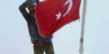erciyes-zirvesinde-cumhuriyet-coskusunu-yasatan-elazigli-sporcu-ApYBusHq.jpg