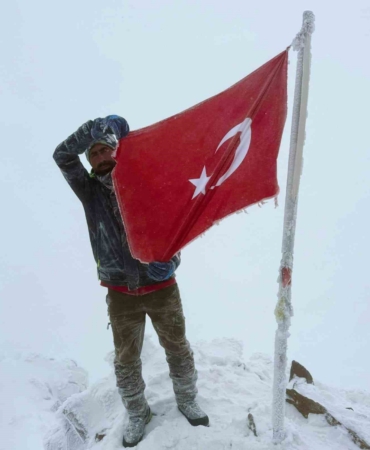 erciyes-zirvesinde-cumhuriyet-coskusunu-yasatan-elazigli-sporcu-ApYBusHq.jpg