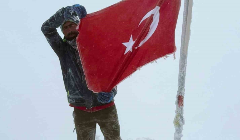 Erciyes Zirvesinde Cumhuriyet Coşkusunu Yaşatan Elazığlı Sporcu erciyes-zirvesinde-cumhuriyet-coskusunu-yasatan-elazigli-sporcu-ApYBusHq.jpg