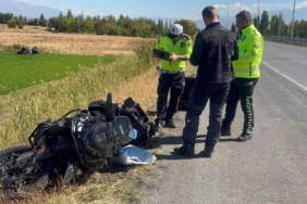 erzincanda-feci-kaza-rus-motosiklet-surucusu-bariyere-carparak-hayatini-kaybetti-6sRMzzeb.jpg