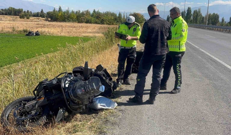 erzincanda-feci-kaza-rus-motosiklet-surucusu-bariyere-carparak-hayatini-kaybetti-6sRMzzeb.jpg