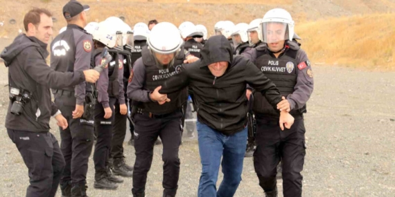 Erzincan'da Gerçeği Aratmayan Çevik Kuvvet Tatbikatı Erzincan’da Gerçeği Aratmayan Çevik Kuvvet Tatbikatı