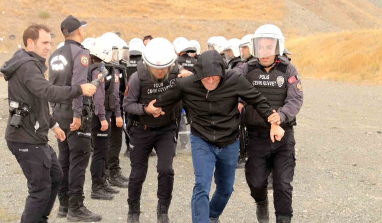 erzincanda-gercegi-aratmayan-cevik-kuvvet-tatbikati-RExfAWPQ.jpg