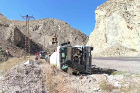 erzurum-artvin-karayolunda-beton-mikseri-devrilmesi-kazanin-ayrintilari-yYrXjFiE.jpg