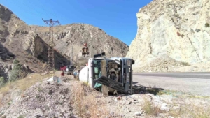 erzurum-artvin-karayolunda-beton-mikseri-devrilmesi-kazanin-ayrintilari-yYrXjFiE.jpg