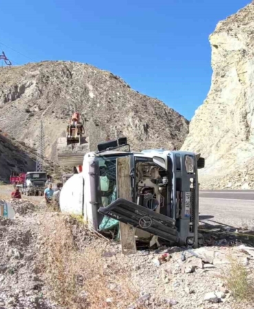erzurum-artvin-karayolunda-beton-mikseri-devrilmesi-kazanin-ayrintilari-yYrXjFiE.jpg