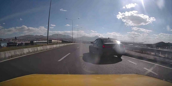 Erzurum-Artvin Karayolunda Kontrolsüz Araç Kontakları: Tehlikenin Eşiğinde! Erzurum-Artvin Karayolunda Kontrolsüz Araç Kontakları: Tehlikenin Eşiğinde!