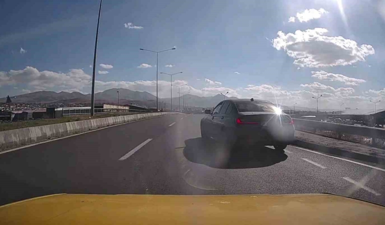 erzurum-artvin-karayolunda-kontrolsuz-arac-kontaklari-tehlikenin-esiginde-wTcJaGr7.jpg