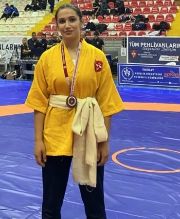 evindar-turkiye-gures-sampiyonasinda-3-olmayi-basardi-hKM6b61Y.jpg