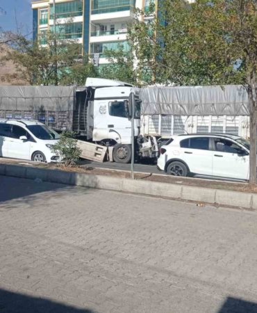 freni-bosalan-tirin-arkadan-carptigi-kazada-1-kisi-yaralandi-sc4IYK4u.jpg
