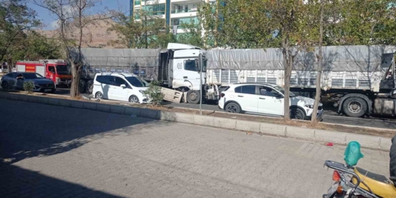 Freni Boşalan Tırın Arkadan Çarptığı Kazada 1 Kişi Yaralandı Freni Boşalan Tırın Arkadan Çarptığı Kazada 1 Kişi Yaralandı