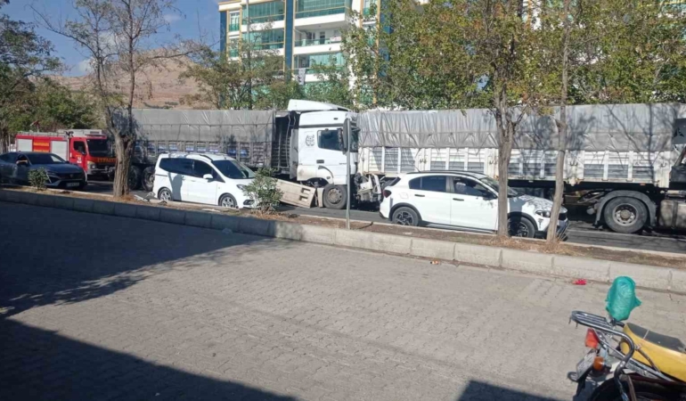 freni-bosalan-tirin-arkadan-carptigi-kazada-1-kisi-yaralandi-sc4IYK4u.jpg