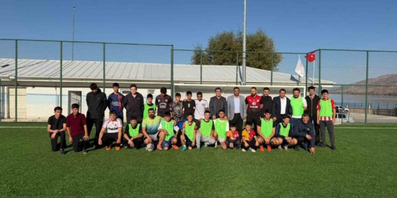 Futbol Maçında Renkli Anlar: Öğrenciler ve Aileleri Bir Araya Geldi Futbol Maçında Renkli Anlar: Öğrenciler ve Aileleri Bir Araya Geldi