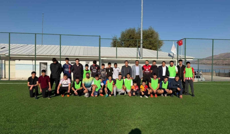 futbol-macinda-renkli-anlar-ogrenciler-ve-aileleri-bir-araya-geldi-qpfyRdsS.jpg