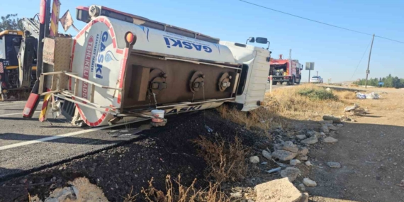 Gaziantep'te Devrilen Yakıt Tankerinin Sürücüsü Yaralandı, İtfaiye Hızla Müdahale Etti Gaziantep’te Devrilen Yakıt Tankerinin Sürücüsü Yaralandı, İtfaiye Hızla Müdahale Etti
