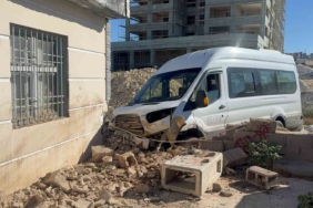 gaziantepte-kacan-servis-araci-evle-carpisti-3-yarali-aNzK7kws.jpg