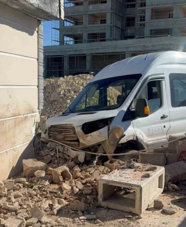 gaziantepte-kacan-servis-araci-evle-carpisti-3-yarali-aNzK7kws.jpg