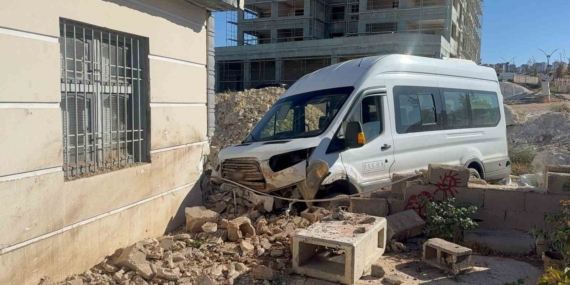 Gaziantep'te Kaçan Servis Aracı Evle Çarpıştı: 3 Yaralı Gaziantep’te Kaçan Servis Aracı Evle Çarpıştı: 3 Yaralı