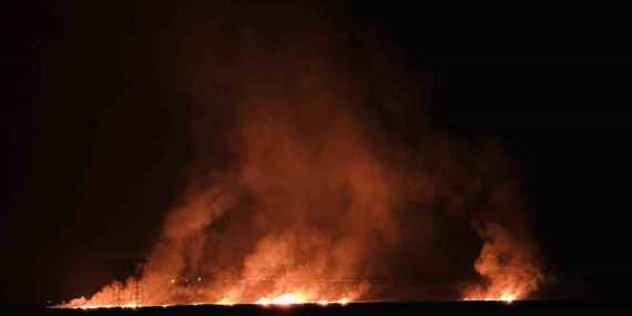 Hakkari'deki Kuş Cenneti Nehil Sazlığı'nda Yangın: Köylere Tehdit Oluşturuyor! Hakkari’deki Kuş Cenneti Nehil Sazlığı’nda Yangın: Köylere Tehdit Oluşturuyor!