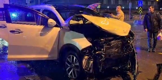 Halk Otobüsü ile Otomobil Çarpıştı: Bir Yaralı! Halk Otobüsü ile Otomobil Çarpıştı: Bir Yaralı!