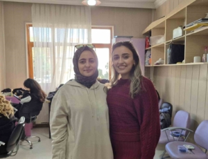 hayallerinin-pesinde-abla-ve-kardes-kuaforluk-egitimi-aliyor-iGStdS69.jpg