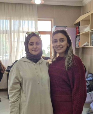 hayallerinin-pesinde-abla-ve-kardes-kuaforluk-egitimi-aliyor-iGStdS69.jpg
