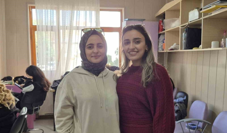 hayallerinin-pesinde-abla-ve-kardes-kuaforluk-egitimi-aliyor-iGStdS69.jpg