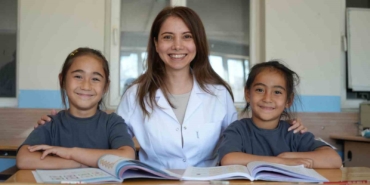 İki Öğrenci ve Bir Öğretmenin Hikayesi iki-ogrenci-ve-bir-ogretmenin-hikayesi-7K1yy9QX.jpg