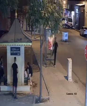 istanbulda-bir-genc-tekmeyle-otobus-duragi-camini-kirdi-YL8PfBky.jpg