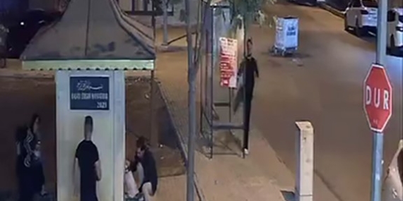 İstanbul'da Bir Genç, Tekmeyle Otobüs Durağı Camını Kırdı İstanbul’da Bir Genç, Tekmeyle Otobüs Durağı Camını Kırdı