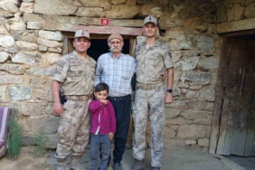 Jandarma, Yaşlılar Gününde Köylerdeki Büyüklere Unutulmaz Bir Hatıra Başlattı jandarma-yaslilar-gununde-koylerdeki-buyuklere-unutulmaz-bir-hatira-baslatti-3MdbFuEV.jpg