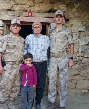 jandarma-yaslilar-gununde-koylerdeki-buyuklere-unutulmaz-bir-hatira-baslatti-3MdbFuEV.jpg