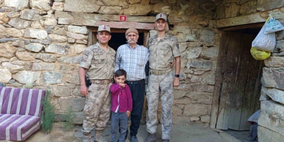 Jandarma, Yaşlılar Gününde Köylerdeki Büyüklere Unutulmaz Bir Hatıra Başlattı Jandarma, Yaşlılar Gününde Köylerdeki Büyüklere Unutulmaz Bir Hatıra Başlattı