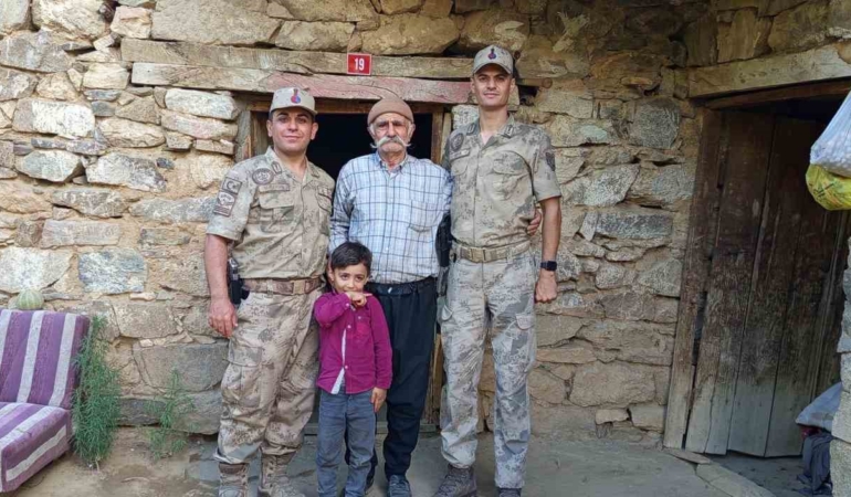 jandarma-yaslilar-gununde-koylerdeki-buyuklere-unutulmaz-bir-hatira-baslatti-3MdbFuEV.jpg