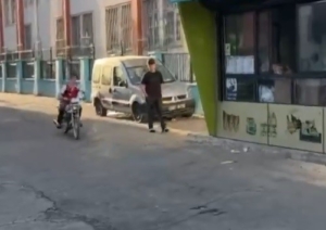 kask-takmayan-ve-gurultulu-egzozlu-motosiklet-surucusune-ceza-uygulandi-7FXrYDVz.jpg