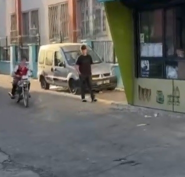 kask-takmayan-ve-gurultulu-egzozlu-motosiklet-surucusune-ceza-uygulandi-7FXrYDVz.jpg